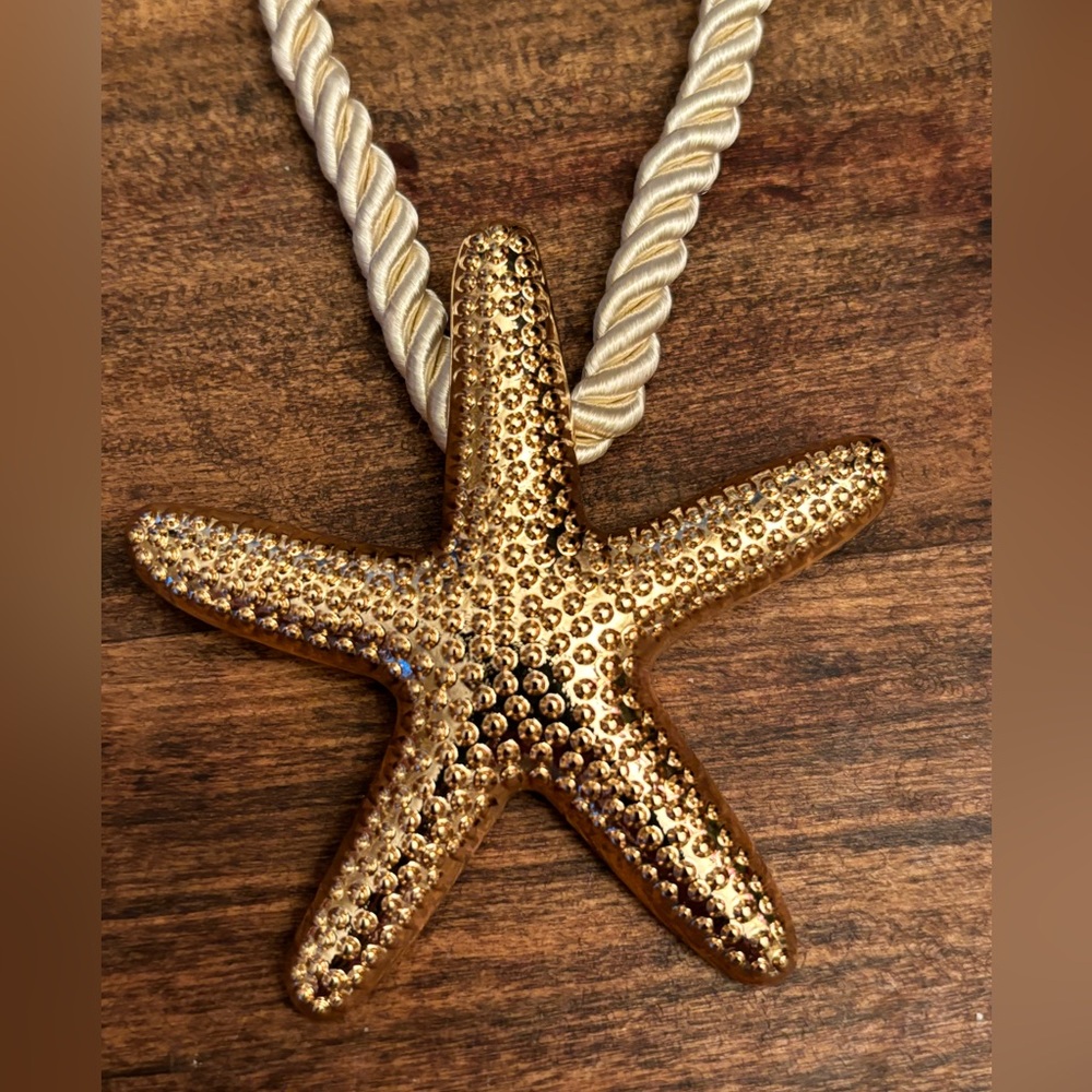 NWT ETTIKA Starfish Statement Pendant Necklace, 18k Gold Plated - Picture 2 of 7